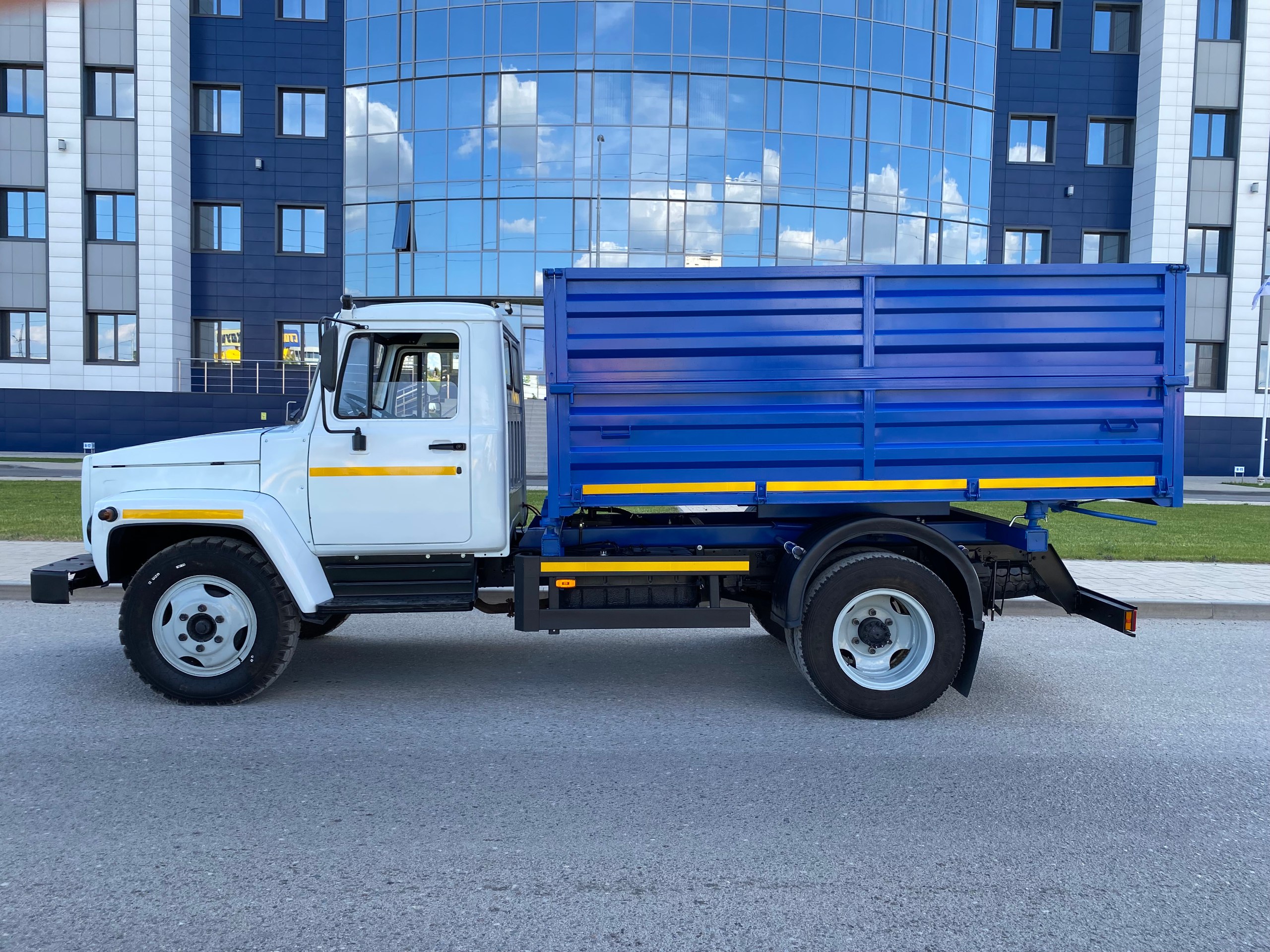 Автомобиль ГАЗ-3309 1
